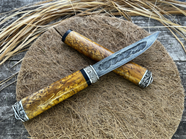 Подарочный нож "Северный средний", клинок Дамасская сталь, рукоять и ножны стабилизированная карельская береза желтого цвета, литье художественный мельхиор Подарочный нож "Северный средний", клинок Дамасская сталь, рукоять и ножны стабилизированная карельская береза желтого цвета, литье художественный мельхиор