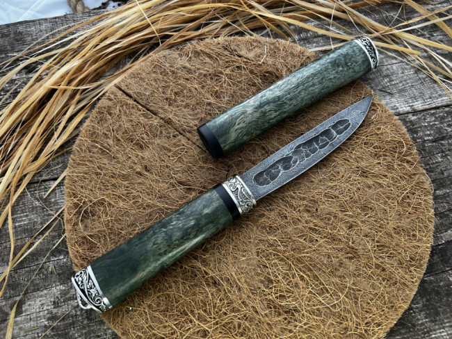 Подарочный нож "Северный средний", клинок Дамасская сталь, рукоять и ножны стабилизированная карельская береза зеленого цвета, литье художественный мельхиор Подарочный нож "Северный средний", клинок Дамасская сталь, рукоять и ножны стабилизированная карельская береза зеленого цвета, литье художественный мельхиор