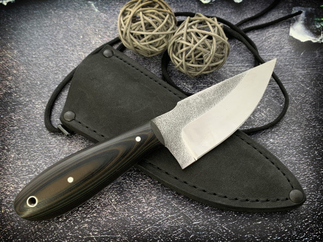 Шейный нож "Тарантул" увеличенный, цельнометаллический, клинок сталь Elmax, след ковки, рукоять микарта черно-коричневого цвета Шейный нож "Тарантул" увеличенный, цельнометаллический, клинок сталь Elmax, след ковки, рукоять микарта черно-коричневого цвета