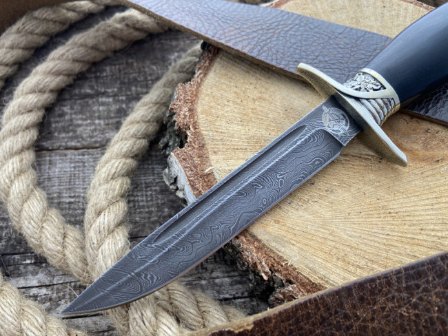 Финка "НКВД", клинок Дамасская сталь, рукоять граб, художественное литье мельхиор Финка "НКВД", клинок Дамасская сталь, рукоять граб, художественное литье мельхиор