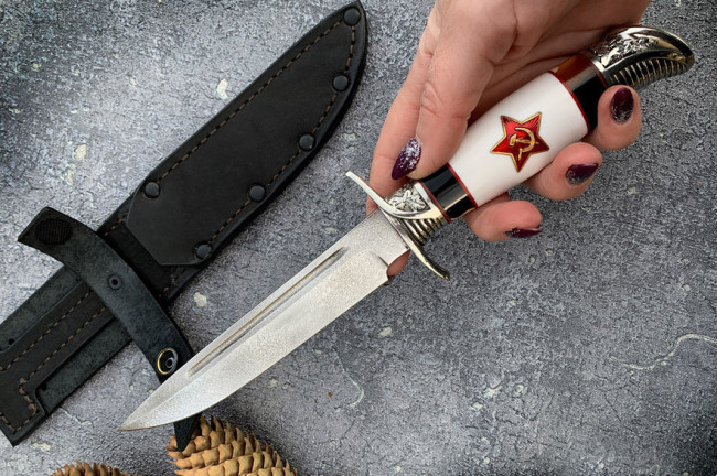 Нож финка "НКВД", клинок Булатная сталь, рукоять белого цвета, авторская звезда, литье мельхиор Нож финка "НКВД", клинок Булатная сталь, рукоять белого цвета, авторская звезда, литье мельхиор