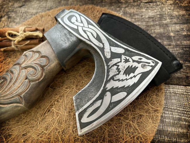 Топор подарочный "Медведь" клинок сталь 9хс, рукоять дуб Топор подарочный "Медведь" клинок сталь 9хс, рукоять дуб