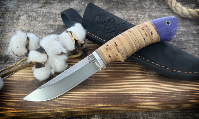 Нож "Лань", клинок сталь K340, след ковки, рукоять наборная береста, тыльник стабилизированная карельская береза фиолетового цвета Нож "Лань", клинок сталь K340, след ковки, рукоять наборная береста, тыльник стабилизированная карельская береза фиолетового цвета