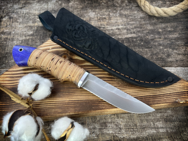 Нож "Лань", клинок сталь K340, след ковки, рукоять наборная береста, тыльник стабилизированная карельская береза фиолетового цвета Нож "Лань", клинок сталь K340, след ковки, рукоять наборная береста, тыльник стабилизированная карельская береза фиолетового цвета