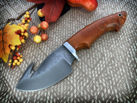 Нож "Скиннер с крючком №2", клинок сталь K340, след ковки, рукоять стабилизированная карельская береза оранжевого цвета Нож "Скиннер с крючком №2", клинок сталь K340, след ковки, рукоять стабилизированная карельская береза оранжевого цвета