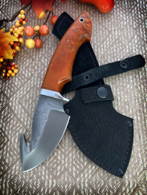 Нож "Скиннер с крючком №2", клинок сталь K340, след ковки, рукоять стабилизированная карельская береза оранжевого цвета