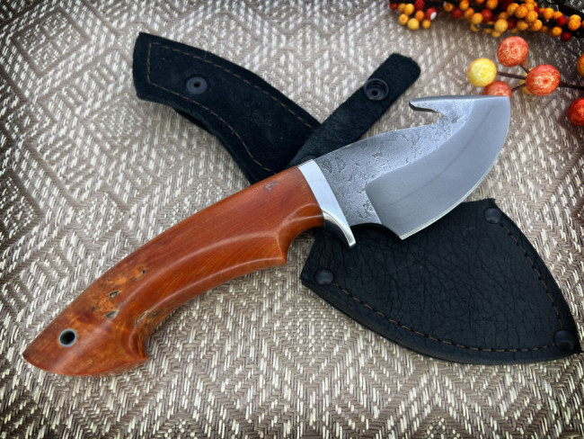 Нож "Скиннер с крючком №2", клинок сталь K340, след ковки, рукоять стабилизированная карельская береза оранжевого цвета
