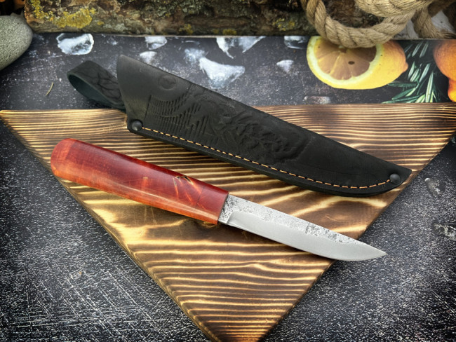Нож "Манси", клинок Bohler K340, след ковки, рукоять стабилизированная карельская береза красно-оранжевого цвета Нож "Манси", клинок Bohler K340, след ковки, рукоять стабилизированная карельская береза красно-оранжевого цвета