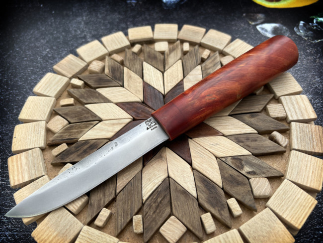 Нож "Манси", клинок Bohler K340, след ковки, рукоять стабилизированная карельская береза красного цвета Нож "Манси", клинок Bohler K340, след ковки, рукоять стабилизированная карельская береза красного цвета