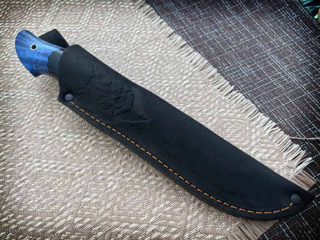 Нож "Филин", клинок сталь K340, рукоять кап клена синего цвета, акрил черного цвета Нож "Филин", клинок сталь K340, рукоять кап клена синего цвета, акрил черного цвета