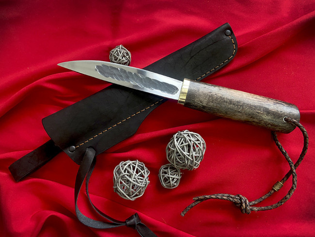 Нож "Северный-2", клинок сталь K340, кованый дол, рукоять стабилизированная карельская береза коричневого цвета, латунь с ручной обработкой