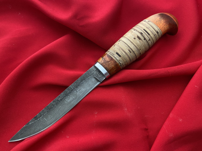 "Финский-3", клинок Дамасская сталь, след ковки, рукоять береста, тыльник стабилизированная карельская береза оранжевого цвета "Финский-3", клинок Дамасская сталь, след ковки, рукоять береста, тыльник стабилизированная карельская береза оранжевого цвета