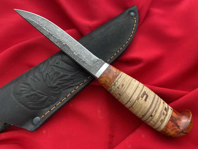 "Финский-3", клинок Дамасская сталь, след ковки, рукоять береста, тыльник стабилизированная карельская береза оранжевого цвета "Финский-3", клинок Дамасская сталь, след ковки, рукоять береста, тыльник стабилизированная карельская береза оранжевого цвета