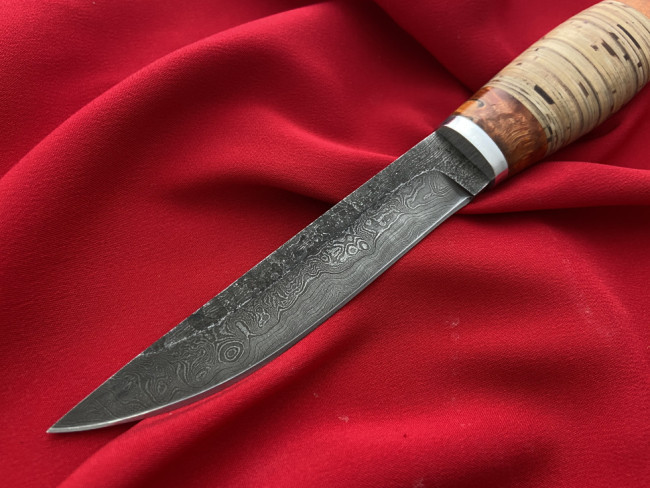 "Финский-3", клинок Дамасская сталь, след ковки, рукоять береста, тыльник стабилизированная карельская береза оранжевого цвета "Финский-3", клинок Дамасская сталь, след ковки, рукоять береста, тыльник стабилизированная карельская береза оранжевого цвета