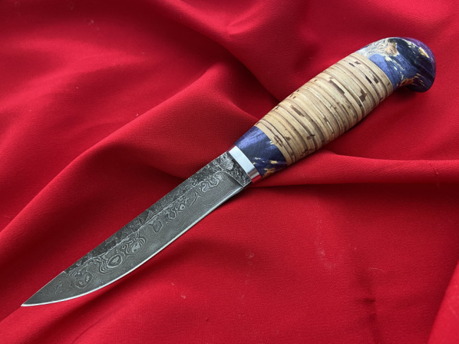 "Финский-3", клинок Дамасская сталь, след ковки, рукоять береста, тыльник стабилизированная карельская береза фиолетового цвета "Финский-3", клинок Дамасская сталь, след ковки, рукоять береста, тыльник стабилизированная карельская береза фиолетового цвета