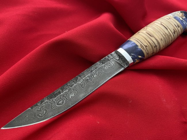 "Финский-3", клинок Дамасская сталь, след ковки, рукоять береста, тыльник стабилизированная карельская береза фиолетового цвета "Финский-3", клинок Дамасская сталь, след ковки, рукоять береста, тыльник стабилизированная карельская береза фиолетового цвета