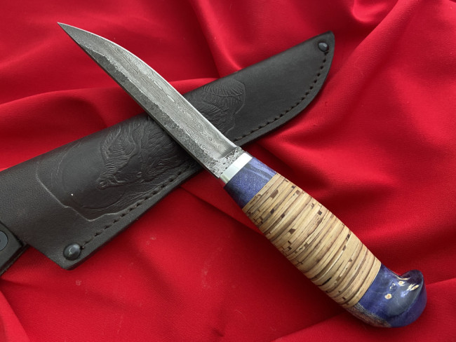 "Финский-3", клинок Дамасская сталь, след ковки, рукоять береста, тыльник стабилизированная карельская береза фиолетового цвета "Финский-3", клинок Дамасская сталь, след ковки, рукоять береста, тыльник стабилизированная карельская береза фиолетового цвета