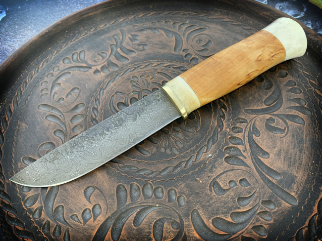 Нож "Саамский", клинок Дамасская сталь, след ковки, рукоять карельская береза, притин и тыльник рог лося Нож "Саамский", клинок Дамасская сталь, след ковки, рукоять карельская береза, притин и тыльник рог лося