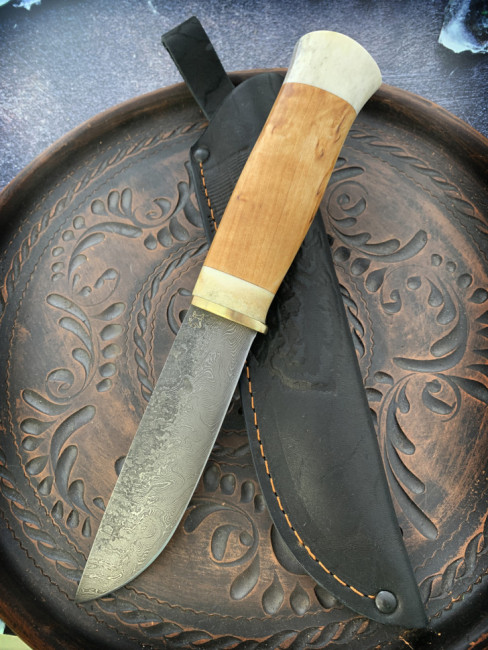 Нож "Саамский", клинок Дамасская сталь, след ковки, рукоять карельская береза, притин и тыльник рог лося Нож "Саамский", клинок Дамасская сталь, след ковки, рукоять карельская береза, притин и тыльник рог лося