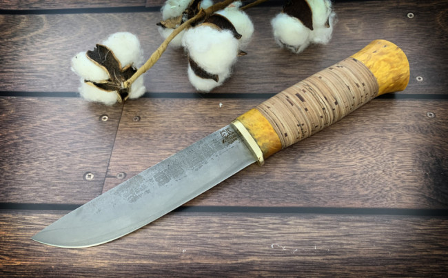 Нож "Саамский", клинок сталь К340, след ковки, рукоять наборная береста , вставка и тыльник стабилизированная карельская береза желтого цвета