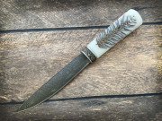Нож "Северный-2", клинок дамасская сталь , кованый дол, рукоять шишка в акриле белого цвета 