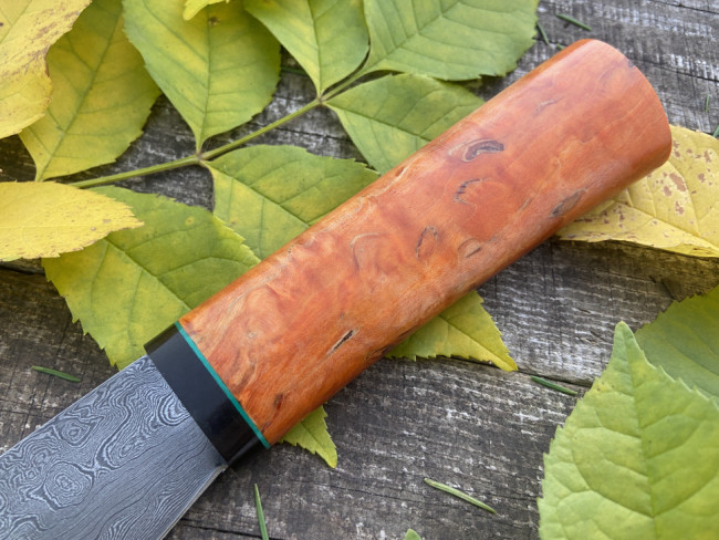 Нож "Северный-5", клинок Дамасская сталь, кованый дол, рукоять стабилизированная карельская береза медового цвета
